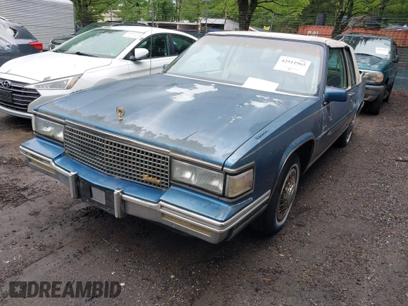 1988 Cadillac DeVille z VIN 1G6CD1158J4265540, wystawiony jako IAAI lot #42512965 z przebiegiem 50 895 mil mil oraz . Historia ofert i sprzedaży dostępna na DreamBid. Obrazek 2.