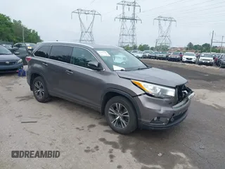 2016 Toyota Highlander XLE z VIN 5TDJKRFHXGS258923, wystawiony jako IAAI lot #42372340 z przebiegiem 181 438 mil mil oraz . Historia ofert i sprzedaży dostępna na DreamBid. Obrazek 1.