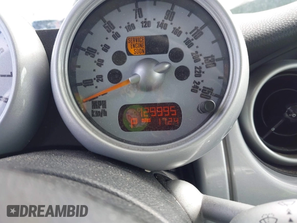 2004 MINI Hardtop with VIN WMWRC33434TJ53374, listed as a IAAI auction lot 41738120 with 129,995 mi miles and . Bid and sale history available at DreamBid. Image 7.