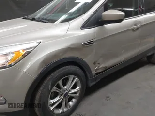 2017 Ford Escape SE z VIN 1FMCU0GD5HUD42585, wystawiony jako IAAI lot #41736097 z przebiegiem 72 501 mil mil oraz . Historia ofert i sprzedaży dostępna na DreamBid. Obrazek 6.