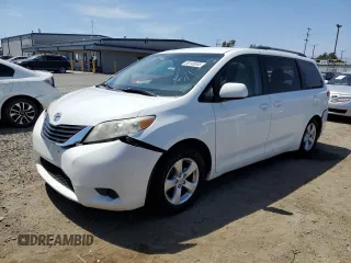 2014 Toyota Sienna LE AAS z VIN 5TDKK3DC5ES445444, wystawiony jako Copart lot #58149345 z przebiegiem 199 380 mil mil oraz Szkoda całkowita • Salvage title. Historia ofert i sprzedaży dostępna na DreamBid. Obrazek 1.