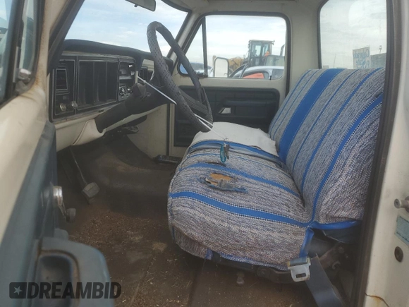 1975 Ford F-250 z VIN F25MRX29466, wystawiony jako Copart lot #50986975 z przebiegiem 92 878 mil mil oraz Nie do naprawy • Non repairable. Historia ofert i sprzedaży dostępna na DreamBid. Obrazek 7.