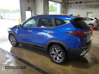 2021 Kia Seltos SX z VIN KNDETCA27M7183618, wystawiony jako Copart lot #55635175 z przebiegiem 22 975 mil mil oraz Szkody całkowita. Historia ofert i sprzedaży dostępna na DreamBid. Obrazek 2.