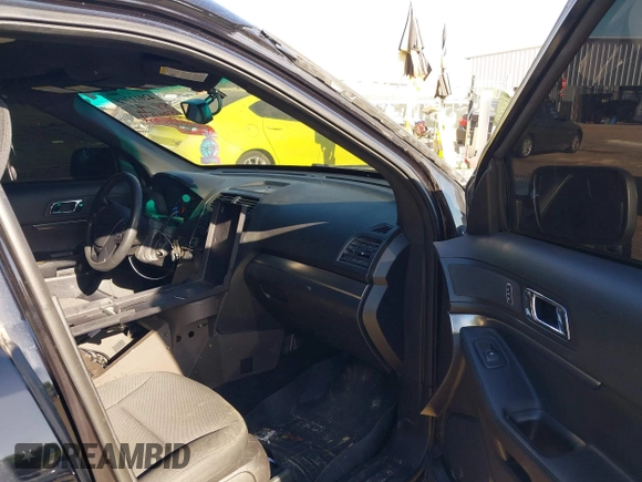 2019 Ford Police Interceptor Utility z VIN 1FM5K8AT0KGA31584, wystawiony jako IAAI lot #42011705 z przebiegiem 145 304 mil mil oraz . Historia ofert i sprzedaży dostępna na DreamBid. Obrazek 5.