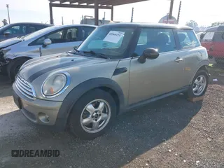2010 MINI Hardtop z VIN WMWMF3C56ATZ65113, wystawiony jako IAAI lot #40968121 z przebiegiem 124 066 mil mil oraz . Historia ofert i sprzedaży dostępna na DreamBid. Obrazek 2.