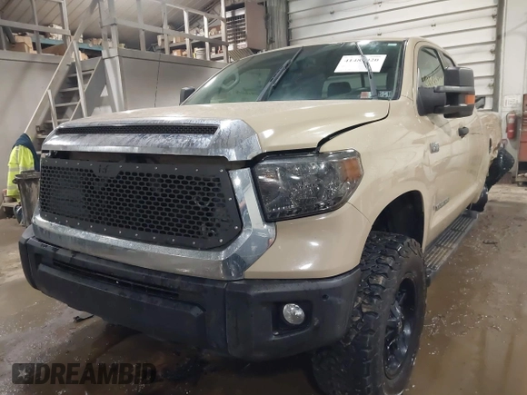 2017 Toyota Tundra SR z VIN 5TFUY5F19HX583033, wystawiony jako IAAI lot #41484920 z przebiegiem 112 206 mil mil oraz . Historia ofert i sprzedaży dostępna na DreamBid. Obrazek 17.