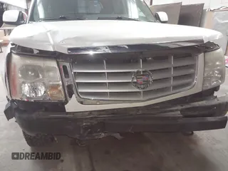 2006 Cadillac Escalade EXT z VIN 3GYEK62NX6G127722, wystawiony jako IAAI lot #41802667 z przebiegiem 127 581 mil mil oraz . Historia ofert i sprzedaży dostępna na DreamBid. Obrazek 6.