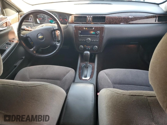 2014 Chevrolet Impala LT z VIN 2G1WB5E34E1147639, wystawiony jako Copart lot #56320445 z przebiegiem 121 243 mil mil oraz Czysty tytuł • Clean title. Historia ofert i sprzedaży dostępna na DreamBid. Obrazek 8.