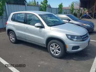 2013 Volkswagen Tiguan SE z VIN WVGBV7AX3DW552606, wystawiony jako IAAI lot #42174927 z przebiegiem 164 071 mil mil oraz . Historia ofert i sprzedaży dostępna na DreamBid. Obrazek 1.
