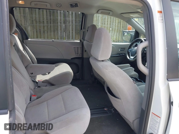 2017 Toyota Sienna LE Auto Access Seat z VIN 5TDKZ3DC5HS826355, wystawiony jako IAAI lot #42802103 z przebiegiem 310 281 mil mil oraz . Historia ofert i sprzedaży dostępna na DreamBid. Obrazek 8.