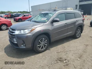 2017 Toyota Highlander XLE z VIN 5TDJZRFH4HS424771, wystawiony jako Copart lot #59002205 z przebiegiem 36 895 mil mil oraz Szkoda całkowita • Salvage title. Historia ofert i sprzedaży dostępna na DreamBid. Obrazek 1.