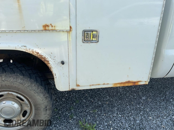 2013 Ford F-250 XL with VIN 1FDBF2B60DEA26915, listed as a IAAI auction lot 42674430 with 111,183 mi miles and . Bid and sale history available at DreamBid. Image 9.