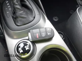 2016 FIAT 500X Lounge z VIN ZFBCFYDT0GP328541, wystawiony jako IAAI lot #42016388 z przebiegiem 134 806 mil mil oraz . Historia ofert i sprzedaży dostępna na DreamBid. Obrazek 11.