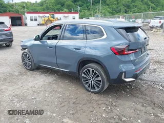 2023 BMW X1 xDrive28i z VIN WBX73EF06P5W75006, wystawiony jako IAAI lot #42235317 z przebiegiem 22 890 mil mil oraz . Historia ofert i sprzedaży dostępna na DreamBid. Obrazek 3.