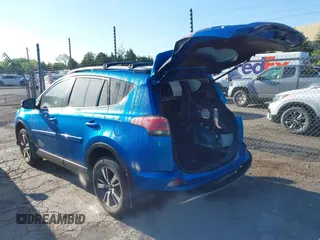 2018 Toyota RAV4 XLE with VIN JTMWFREV1JJ736877, listed as a IAAI auction lot 42072222 with 43,004 mi miles and . Bid and sale history available at carsss.com. Image 3.