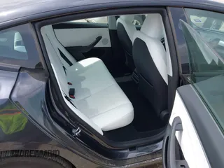2024 Tesla Model 3 z VIN 5YJ3E1EA5RF870377, wystawiony jako IAAI lot #41933727 z przebiegiem 2 183 mil mil oraz . Historia ofert i sprzedaży dostępna na DreamBid. Obrazek 8.