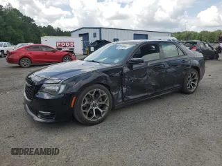 2017 Chrysler 300 S z VIN 2C3CCABT2HH614528, wystawiony jako Copart lot #64123205 z przebiegiem 153 530 mil mil oraz Szkoda całkowita • Salvage title. Historia ofert i sprzedaży dostępna na DreamBid. Obrazek 1.
