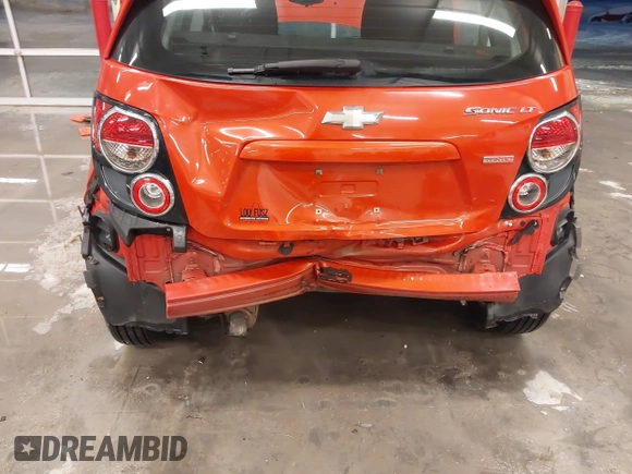 2012 Chevrolet Sonic LT z VIN 1G1JD6SB1C4230890, wystawiony jako IAAI lot #41265634 z przebiegiem 161 886 mil mil oraz . Historia ofert i sprzedaży dostępna na DreamBid. Obrazek 6.