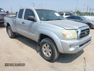 2005 Toyota Tacoma PreRunner z VIN 5TETU62N75Z109317, wystawiony jako IAAI lot #42274737 z przebiegiem 199 600 mil mil oraz . Historia ofert i sprzedaży dostępna na DreamBid. Obrazek 1.