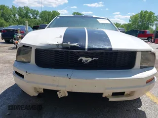 2007 Ford Mustang Deluxe z VIN 1ZVFT80N575365456, wystawiony jako IAAI lot #42195036 z przebiegiem 171 271 mil mil oraz . Historia ofert i sprzedaży dostępna na DreamBid. Obrazek 6.