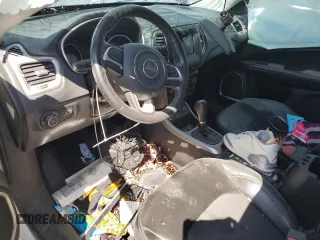 2020 Jeep Compass Latitude z VIN 3C4NJCBB6LT141472, wystawiony jako Copart lot #55794985 z przebiegiem Nie podano mil oraz Szkoda całkowita • Salvage title. Historia ofert i sprzedaży dostępna na DreamBid. Obrazek 8.