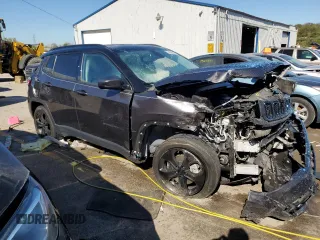 2020 Jeep Compass Latitude z VIN 3C4NJDBB0LT228175, wystawiony jako Copart lot #74743464 z przebiegiem 79 354 mil mil oraz Szkoda całkowita • Salvage title. Historia ofert i sprzedaży dostępna na DreamBid. Obrazek 4.