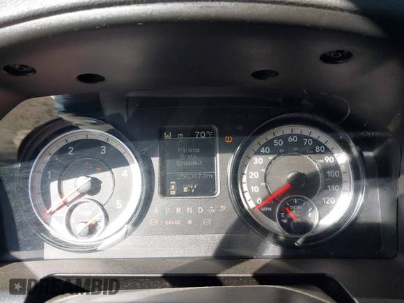 2018 Ram 2500 Tradesman z VIN 3C6UR5CL1JG390282, wystawiony jako IAAI lot #42133001 z przebiegiem 256 087 mil mil oraz . Historia ofert i sprzedaży dostępna na DreamBid. Obrazek 7.