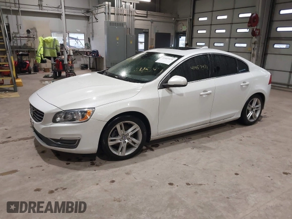 2015 Volvo S60 T5 Drive-E Premier z VIN YV126MFB4F1311693, wystawiony jako IAAI lot #41457471 z przebiegiem 146 042 mil mil oraz . Historia ofert i sprzedaży dostępna na DreamBid. Obrazek 2.
