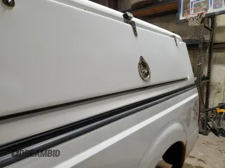 2013 Ford F-250 XL z VIN 1FTBF2B69DEA76457, wystawiony jako Copart lot #52568575 z przebiegiem 242 172 mil mil oraz Czysty tytuł • Clean title. Historia ofert i sprzedaży dostępna na DreamBid. Obrazek 10.