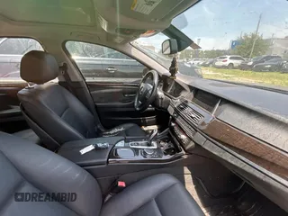 2015 BMW 5 Series 528i z VIN WBA5A5C54FD523446, wystawiony jako Copart lot #58411705 z przebiegiem 165 596 mil mil oraz Czysty tytuł • Clean title. Historia ofert i sprzedaży dostępna na DreamBid. Obrazek 5.