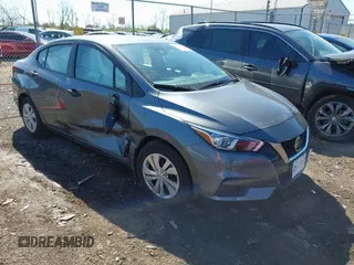 2022 Nissan Versa S z VIN 3N1CN8DV0NL832521, wystawiony jako IAAI lot #42043341 z przebiegiem 41 479 mil mil oraz . Historia ofert i sprzedaży dostępna na DreamBid. Obrazek 1.