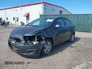 2016 Chevrolet Sonic LT z VIN 1G1JC5SH1G4185750, wystawiony jako IAAI lot #38799488 z przebiegiem 170 067 mil mil oraz . Historia ofert i sprzedaży dostępna na DreamBid. Obrazek 2.