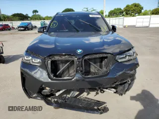 2023 BMW X3 M z VIN 5YM13EC01P9S47089, wystawiony jako Copart lot #70536243 z przebiegiem 3041 mil mil oraz . Historia ofert i sprzedaży dostępna na DreamBid. Obrazek 5.