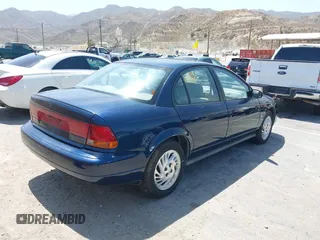 1998 Saturn SL z VIN 1G8ZK5270WZ174447, wystawiony jako IAAI lot #42543578 z przebiegiem 137 326 mil mil oraz . Historia ofert i sprzedaży dostępna na DreamBid. Obrazek 4.