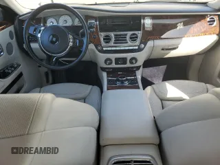 2015 Rolls-Royce Ghost z VIN SCA664S55FUX53413, wystawiony jako Copart lot #50022965 z przebiegiem Nie podano mil oraz Szkody całkowita. Historia ofert i sprzedaży dostępna na DreamBid. Obrazek 8.