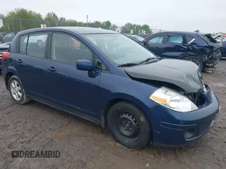 2008 Nissan Versa S z VIN 3N1BC13E28L405226, wystawiony jako IAAI lot #42206374 z przebiegiem 97 088 mil mil oraz . Historia ofert i sprzedaży dostępna na DreamBid. Obrazek 1.