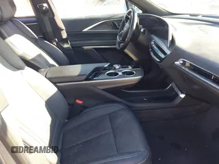2024 Cadillac LYRIQ Luxury z VIN 1GYKPSRL3RZ122559, wystawiony jako IAAI lot #41587457 z przebiegiem 8 408 mil mil oraz . Historia ofert i sprzedaży dostępna na DreamBid. Obrazek 5.