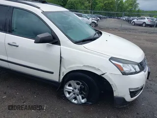 2015 Chevrolet Traverse LS z VIN 1GNKVFED4FJ197970, wystawiony jako IAAI lot #42020771 z przebiegiem 128 876 mil mil oraz . Historia ofert i sprzedaży dostępna na DreamBid. Obrazek 6.