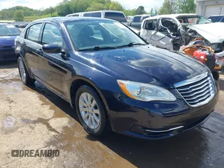 2011 Chrysler 200 Touring z VIN 1C3BC1FB8BN584253, wystawiony jako IAAI lot #42160719 z przebiegiem 76 850 mil mil oraz . Historia ofert i sprzedaży dostępna na DreamBid. Obrazek 1.