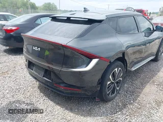 2022 Kia EV6 Wind z VIN KNDC3DLC5N5034625, wystawiony jako IAAI lot #42263100 z przebiegiem 35 412 mil mil oraz . Historia ofert i sprzedaży dostępna na DreamBid. Obrazek 4.