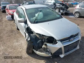 2013 Ford Focus SE z VIN 1FADP3F20DL174037, wystawiony jako IAAI lot #41792552 z przebiegiem 131 984 mil mil oraz . Historia ofert i sprzedaży dostępna na DreamBid. Obrazek 1.