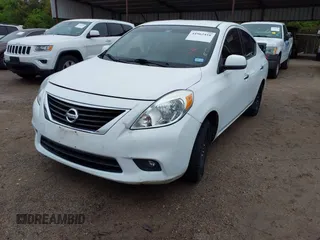 2013 Nissan Versa SV z VIN 3N1CN7AP0DL824093, wystawiony jako IAAI lot #41962416 z przebiegiem 132 846 mil mil oraz . Historia ofert i sprzedaży dostępna na DreamBid. Obrazek 2.