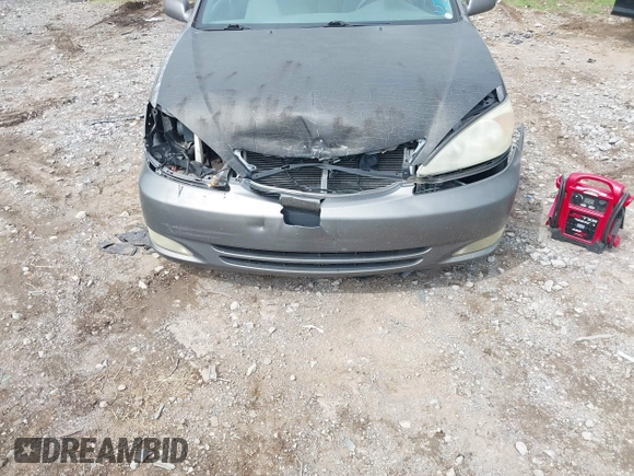 2003 Toyota Camry LE z VIN 4T1BF30K53U555156, wystawiony jako IAAI lot #42144121 z przebiegiem 300 328 mil mil oraz . Historia ofert i sprzedaży dostępna na DreamBid. Obrazek 6.