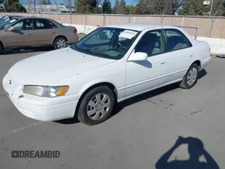 1998 Toyota Camry LE z VIN JT2BF22K9W0090879, wystawiony jako IAAI lot #41860538 z przebiegiem 248 879 mil mil oraz . Historia ofert i sprzedaży dostępna na DreamBid. Obrazek 2.