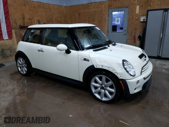 2005 MINI Hardtop S with VIN WMWRE33485TD93762, listed as a Copart auction lot 52388305 with 94,715 mi miles and Clean Title. Bid and sale history available at DreamBid. Image 4.