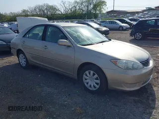 2005 Toyota Camry LE z VIN 4T1BE30K65U959315, wystawiony jako IAAI lot #42013123 z przebiegiem 69 468 mil mil oraz . Historia ofert i sprzedaży dostępna na DreamBid. Obrazek 1.
