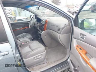 2006 Toyota Sienna XLE z VIN 5TDZA22C26S417357, wystawiony jako IAAI lot #41725599 z przebiegiem 239 684 mil mil oraz . Historia ofert i sprzedaży dostępna na DreamBid. Obrazek 5.