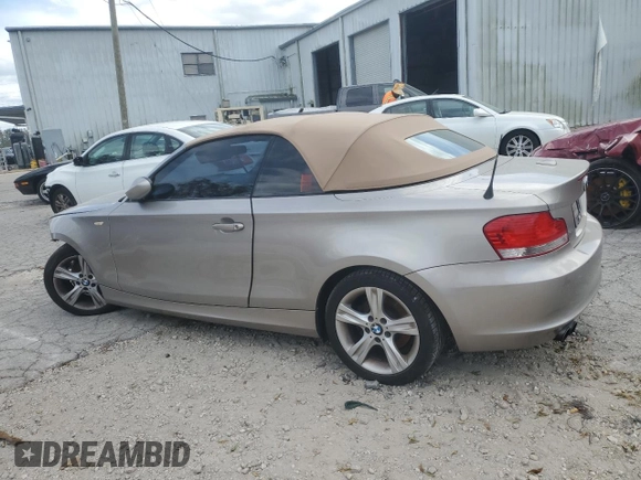 2009 BMW 1 Series 128i z VIN WBAUL73539VJ76952, wystawiony jako Copart lot #76992254 z przebiegiem Nie podano mil oraz Szkody całkowita. Historia ofert i sprzedaży dostępna na DreamBid. Obrazek 2.