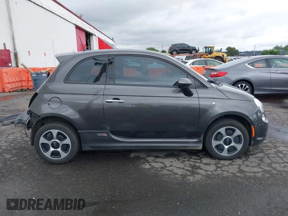 2017 FIAT 500e z VIN 3C3CFFGE5HT697541, wystawiony jako IAAI lot #42139647 z przebiegiem 61 623 mil mil oraz . Historia ofert i sprzedaży dostępna na DreamBid. Obrazek 14.