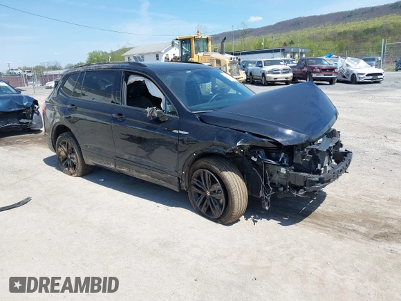 2022 Volkswagen Tiguan SE R-Line Black z VIN 3VV8B7AX8NM083992, wystawiony jako IAAI lot #42101368 z przebiegiem 40 319 mil mil oraz . Historia ofert i sprzedaży dostępna na DreamBid. Obrazek 1.
